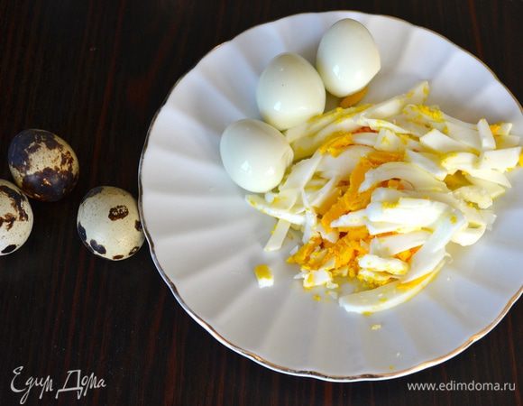 Куриное яйцо очистить и тоже нарезать полосочками. Перепелиные яйца очистить и отложить в сторону вместе с другими продуктами для декора.