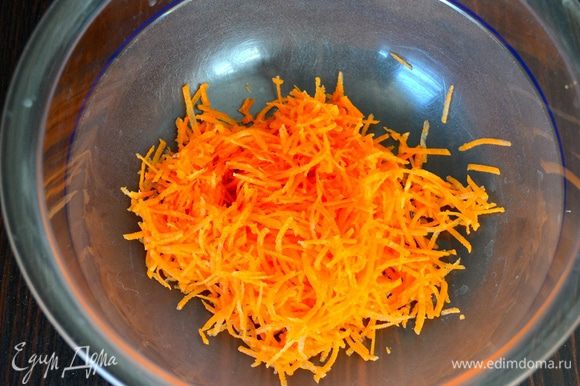 Морковь очистить и натереть соломкой. Использовать специальную овощерезку, хотя можно и вручную.