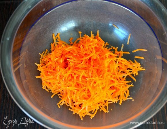 Морковь очистить и натереть соломкой. Использовать специальную овощерезку, хотя можно и вручную.