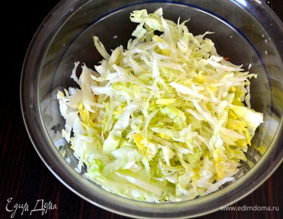 Пекинскую капусту (у меня салат айсберг) также нарезать соломкой и добавить к моркови. Не забываем откладывать немного для украшения.