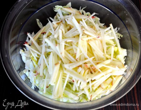 Яблоко — тоже соломкой, туда же. Я яблоко не очищала. Отложенную яблочную соломку сбрызнуть лимонным соком, чтобы не потемнела.
