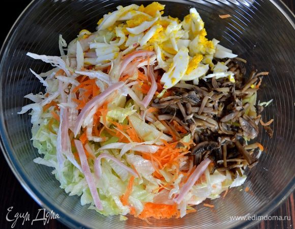 Добавить в миску все остальные составляющие салата и перемешать.