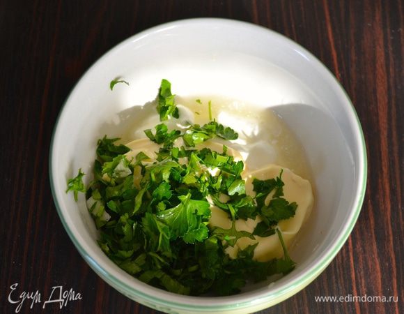 Для заправки в миске смешать лимонный сок, сметану, майонез, соль и нарезанную зелень петрушки.