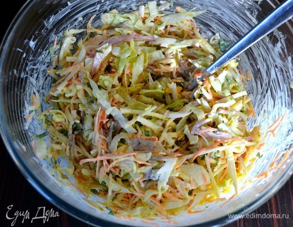 Заправить салат и хорошо перемешать.