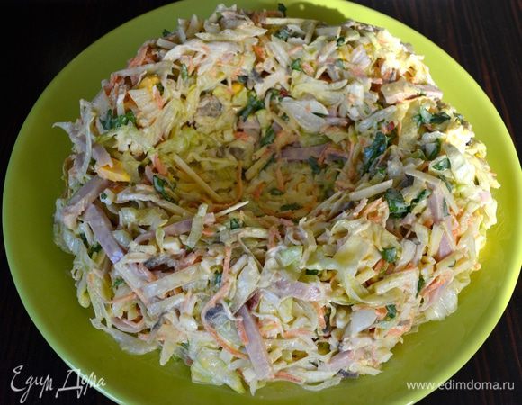 А теперь выложить осторожно салат на сервировочное блюдо и сформировать подобие гнезда с бортиками.