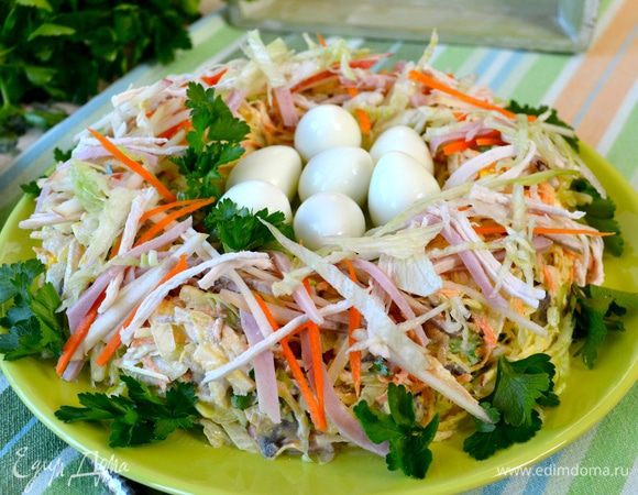 Нам осталось только украсить гнездо всей отложенной соломкой, раскидав ее произвольно по стенке от гнезда, а в центр уложить перепелиные яйца.