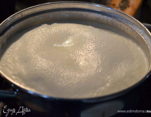 Приготовим кастрюлю из нержавеющей стали или эмалированную. Ситечко и чистую марлю, которой достаточно сложить вдвое. Перелить цельное молоко и сливки жирные в кастрюлю. Добавить соль и поставить на медленный огонь, помешиваем, довести до кипения.  Снять с огня.
