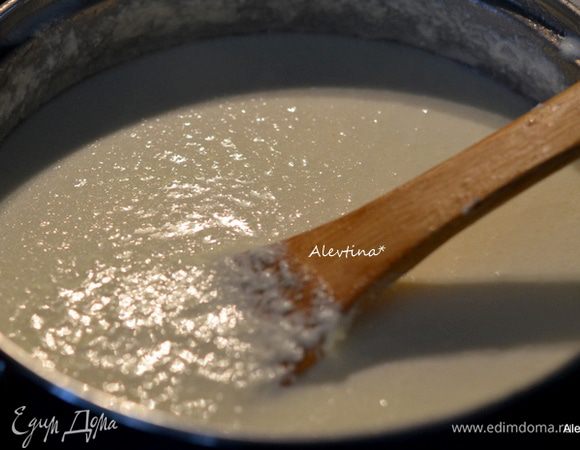 Добавим винный белый уксус тут же, дать постоять 1 мин. Жидкость загустеет. Помешиваем.