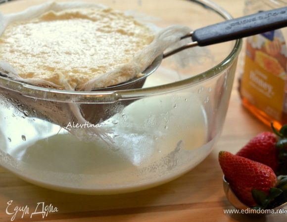 На емкость поставим ситечко и марлю, складываем ее вдвое. Перелить аккуратно продукт и дать стечь жидкости, оставив при комнатной температуре примерно 20-30 мин.