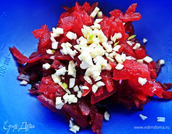 Берём несколько ложек свёклы, крошим в неё чеснок 1-2 зубца.