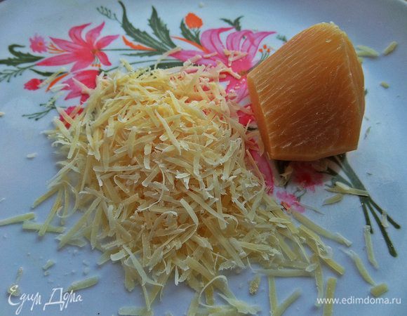 Пармезан мелко натереть.