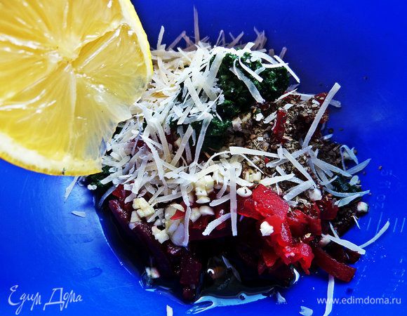 Всыпать часть сыра и немного лимонного сока капнуть. В маринованной свёкле уже присутствует кислинка, но если брать варёную, то и сока можно побольше добавить!