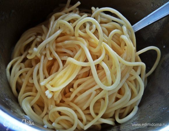 Спагетти сливаем.