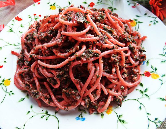 Размещаем горкой на весенней тарелочке.