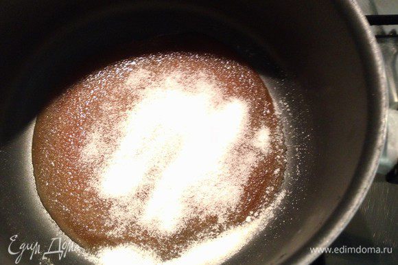 Как только сахар начнет плавиться, в уже расплавленный сахар добавляем ещё немного сахара. Таким образом, сахар добавляется постепенно в небольших количествах до полного растворения. Помешать можно в процессе только в крайнем случае, если карамель начала подгорать. Даже если у карамели будет небольшая горчинка, это нестрашно, шоколад всё исправит.
