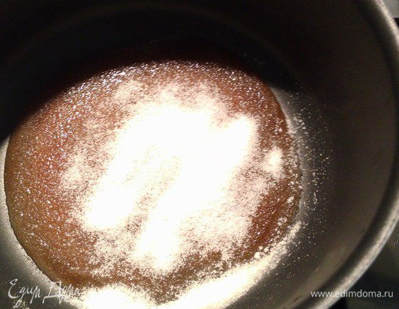 Как только сахар начнет плавиться, в уже расплавленный сахар добавляем ещё немного сахара. Таким образом, сахар добавляется постепенно в небольших количествах до полного растворения. Помешать можно в процессе только в крайнем случае, если карамель начала подгорать. Даже если у карамели будет небольшая горчинка, это нестрашно, шоколад всё исправит.