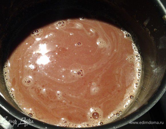 В полностью расплавленную карамель, добавляем подогретое в микроволновке концентрированное молоко. Осторожно, смесь будет сильно кипеть. Не пугайтесь, если карамель схватится в комки. Постепенно, от температуры и помешивания они разойдутся. Мелкие комочки можно оставить. Моя кастрюля стояла не медленном огне. 
