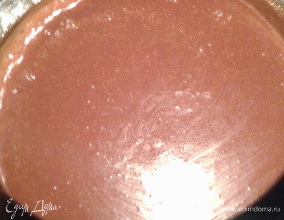 Добавим соленое масло, либо, за неимением, простое масло + 1/3 - 0,5 чайной ложки соли.  Добавить щепотку "fleur de sel" (у кого есть). На фото масло у меня уже растворилось.