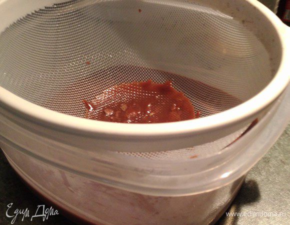 Как только масло растворится, пропускаем содержимое кастрюли через сито, таким образом удаляются мелкие кусочки карамели и прочие мелкие частицы. 