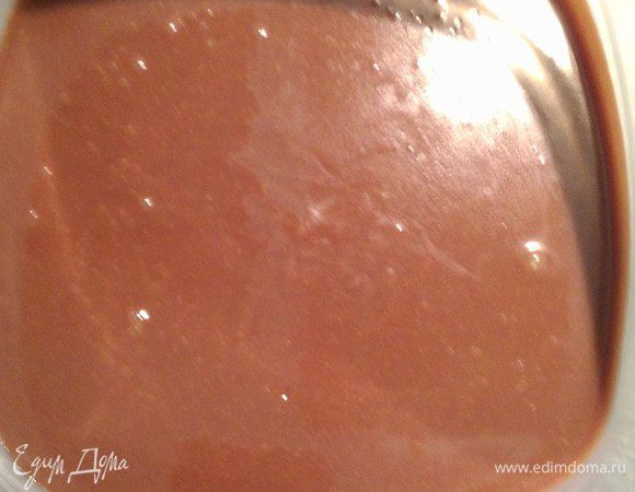 Наша смесь однородная и блестящая.  По консистенции она жидкая, но загустеет при охлаждении.