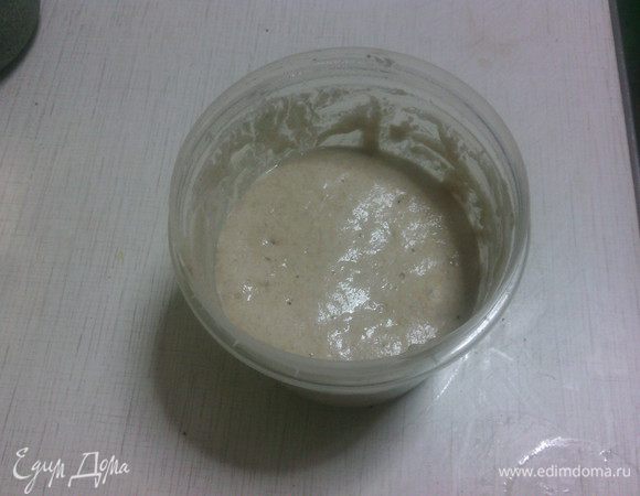 Готовим "холодную" опару:
Смешиваем все ингредиенты, накрываем пленкой, оставляем на 1 час при комнатной температуре, затем убираем в холодильник на 12-15 часов.