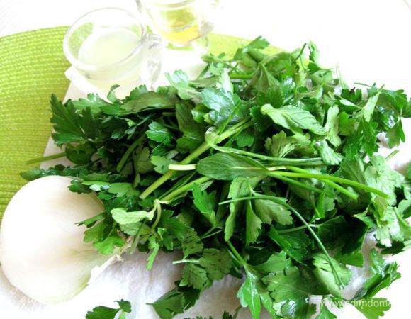 Зелень помыть, обсушить, если нет специального прибора для просушки, то просто  положить на  салфетку. Листья петрушки и мяты отделить от стеблей. Порезать мелко листья.