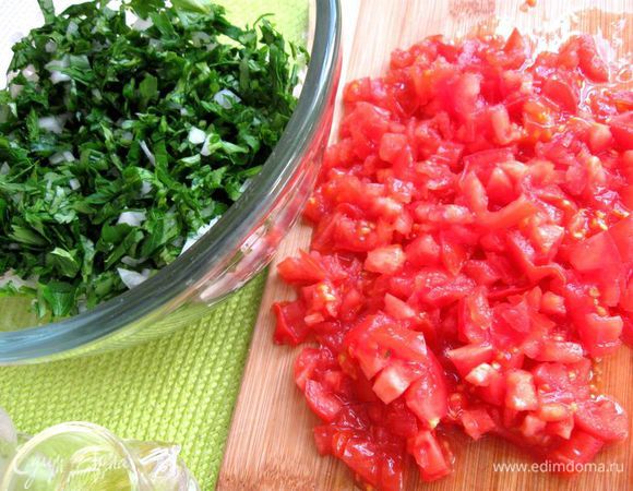 Из лимона выжать сок. Помидор помыть, аккуратно и  мелко нарезать, стараясь, чтобы вытекло меньше сока. 
