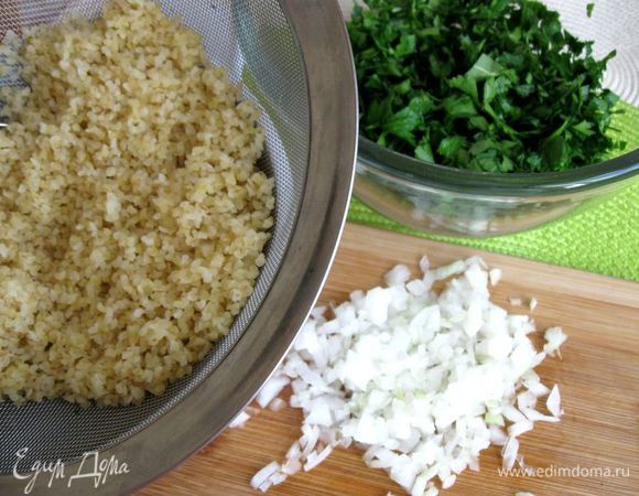 Белый лук порезать очень мелко.