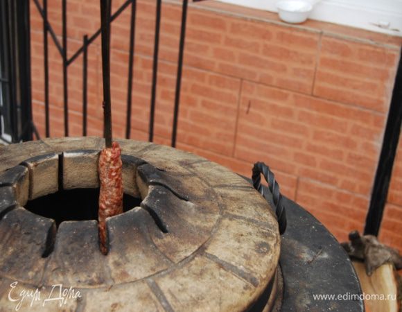 Делаю всегда примерно на глаз, вроде пока получалось все.
Мясо барашка, я использую заднюю часть или ошеек, рублю мелко двумя плоскими "топориками" (секач) до мелко рубленого фарша. Именно рублю, а не прогоняю через мясорубку. Чтобы мясо не прилипало и не летело во все стороны есть небольшая хитрость - топорики опускаю в кипяток (жир не пристает тогда). Количество мяса каждый определяет для себя сам. У меня 500 гр. на человека. Если, к примеру, 3 кг, то добавляем курдючное сало 200-300 гр. Луг мелко мелко режем, его около 300-400 грамм.
Все очень хорошо перемешиваем.
Дальше: на 1 кг мяса: 1 ст.л. соли, 0,5 ст.л. зиры и 0,5 ст. черного перца и 1 ст.л. кориандра, мелко рубленой кинзы и немного базилика. На глаз, чтобы равномерно хватило на весь фарш.
Перемешиваем.
Я еще отбиваю фарш (поднимаю и сильно бросаю в миску и так минут 5. Отбиваем мясо с целью связывания волокон мяса с жиром и друг с другом. Это позволит мясу не распадаться.
Если еще один секрет, чтобы мясо не распадалось при жарке. Он относится к "чайникам" - добавьте одно яйцо.
Дальше фарш отправляем в холод часа на два-три.
Приготовление: лучше всего купить шампура широкие, не менее 2 см.
Формируем из фарша шарики где-то с кулак (котлетка) и нанизываем на шампур постоянно рукой разминая фарш вокруг шампура, при этом шампур вращая. Идея сформировать сардельку так, чтобы вышел весь воздух внутри и мясо плотно облегало шампур. Чтобы мясо легко формировалось в руке и не прилипало - смачиваем руки в теплой воде. Можно немного приплюснуть готовую сардельку (постараться, чтобы много мяса по бокам не свисало), кончики подкрутить. Итак на шампур помещается обычно две такие сформированные "сардельки".
Жарим в тандыре (в нем получается очень вкусно) на чуть горящих углях. Готовится около 10-15 минут.

