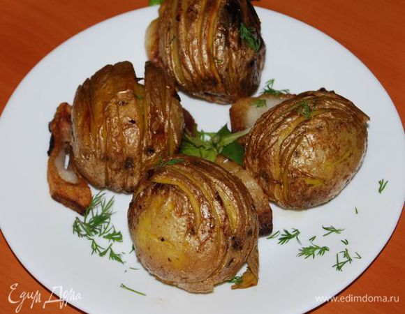 К мясу можно подать также приготовленный в тандыре картофель (сделаны надрезы как серпантин, с специями и проложенными кусочками сала между собой). Нанизываем картофель на шампура и так жарим (опять же в тандыре это получается вместе с мясом примерно одновременно). 