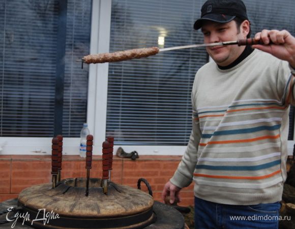 А вот и сам люля-кебаб- собственной персоной со мной ;-)
Все эти блюда можно готовить не только в профессиональном, но и в обычном  маленьком, переносном домашнем тандыре.
Приятного аппетита всем!
