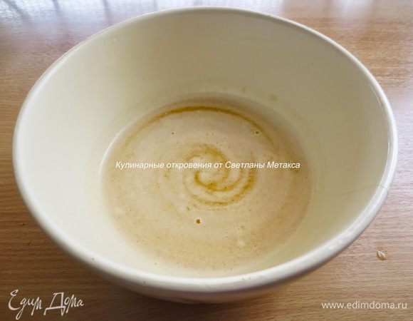 К опаре добавить растопленное теплое масло, перемешать.