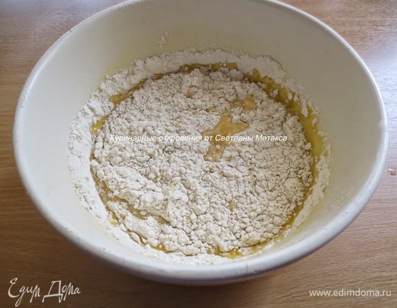 Просеять муку, смешать с сахарной пудрой и щепоткой  соли, перемешать и частями добавить к опаре. Если Вам покажется муки многовато, то какую-то часть оставьте, она пригодится при раскатке теста.