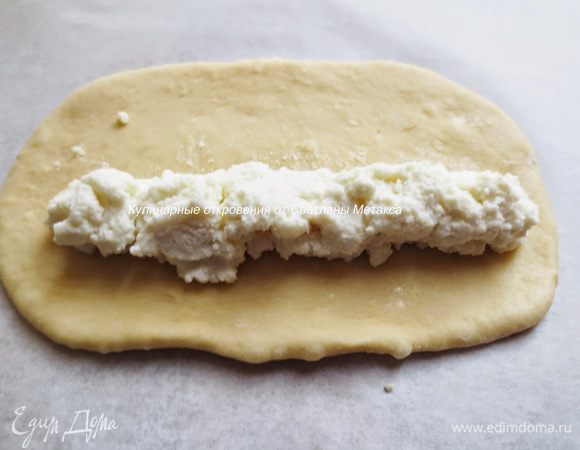 Рабочую поверхность слегка присыпать мукой, обмять тесто и разделить на 10 одинаковых частей. Из каждой части раскатать овальную лепешку (20 х 10 см). В маленькой миске смешать все ингредиенты для начинки.
На лепешку, ближе к краю с одной стороны положить 1.5, 2 ст.л. начинки.