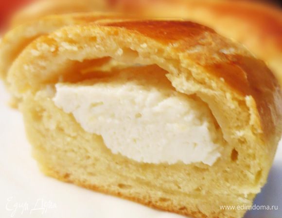 Оставляем булочки на 15 минут и затем выпекаем в предварительно разогретой духовке 25-30 минут, при температуре 180-190 градусов (ориентируйтесь на свою духовку).