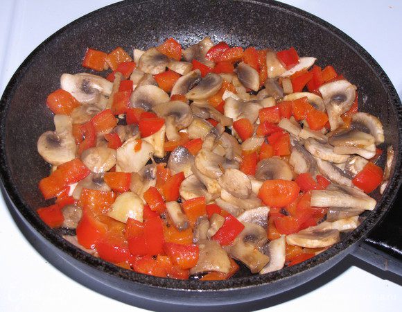 Грибы нарезать ломтиками, болгарский перец кубиками. Обжарить на смеси сливочного и растительного масла. Остудить.