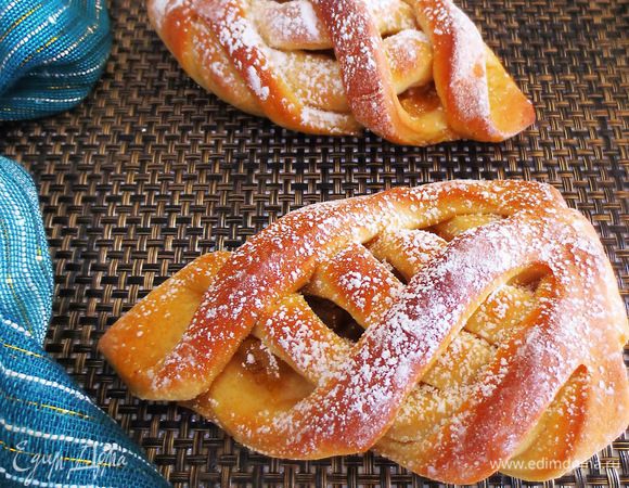 Противень застелить  пекарной бумагой и положить булочки, оставляя расстоянии между ними 1-2 см. Оставить  на 20 минут.

Выпекать в предварительно разогретой духовке, при температуре 180-190 градусов 25 минут. (время выпечки и температуру выпекания, всегда корректируем с учетом своей духовки)
