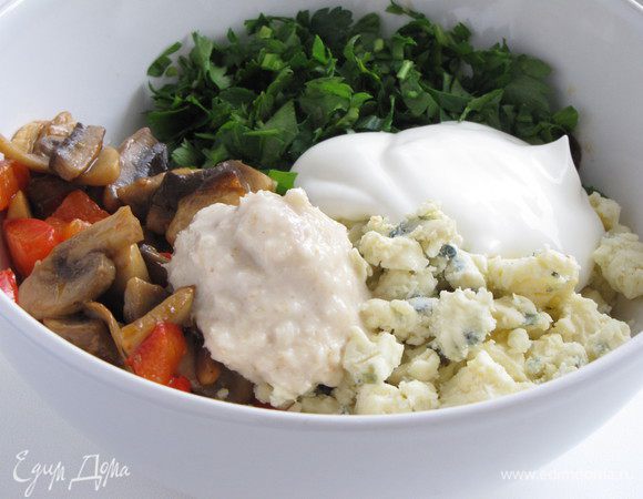 Добавить раскрошенный сыр, нашинкованную зелень петрушки, хрен, майонез.