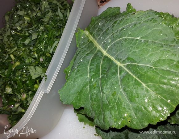 *В списке не было листовой капусты, поэтому я указала савойскую. 

Листовую капусту моем, удаляем плотные ножки и мелко шинкуем.
