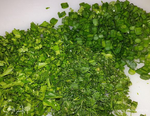 Зеленый лук, петрушку и укроп мелко рубим.