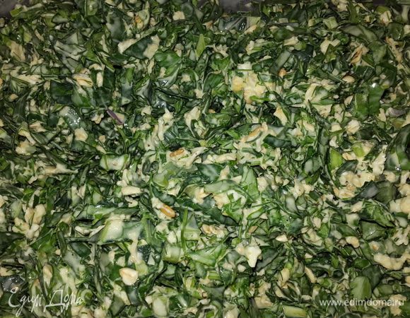 Соединяем овсяные хлопья с капустой, добавляем муку и тщательно перемешиваем до однородности.