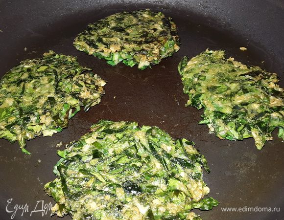 Разогреваем в сковороде оливковое масло и выпекаем оладьи на умеренном огне до золотистой корочки.
