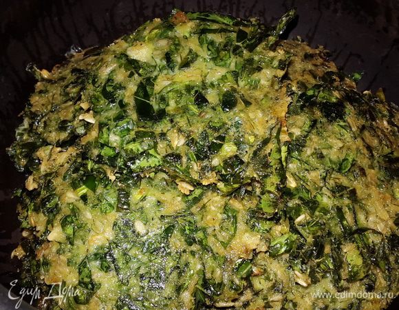 Готовые оладьи складываем партиями в кастрюлю под крышку.