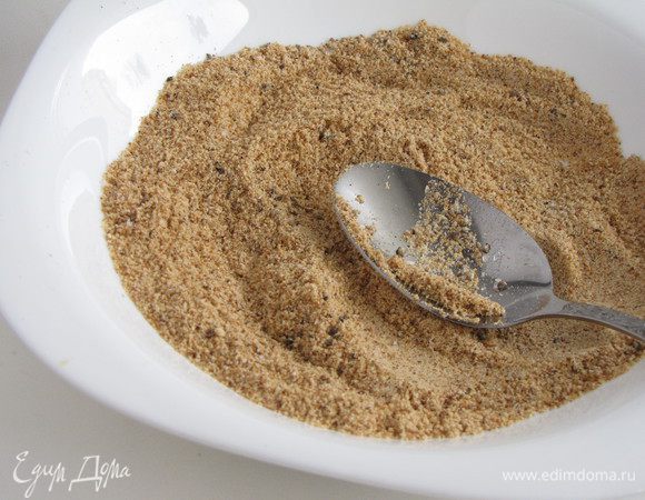 Приготовить панировку. Сухари смешать с солью и  перцем.