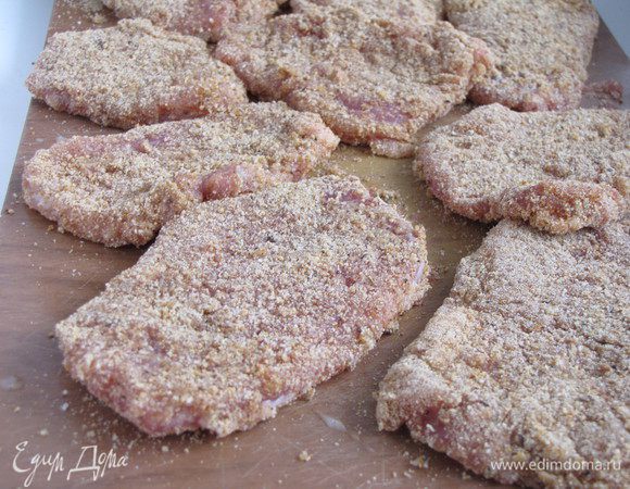 Нарезать мясо ломтиками толщиной 1 см и слегка отбить. Взбить яйцо с 1 ст. л. холодной воды. Обмакнуть каждый кусочек мяса в яйце, а затем обвалять в сухарях.