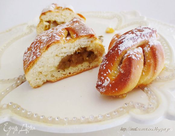 Готовые булочки посыпать сахарной пудрой.