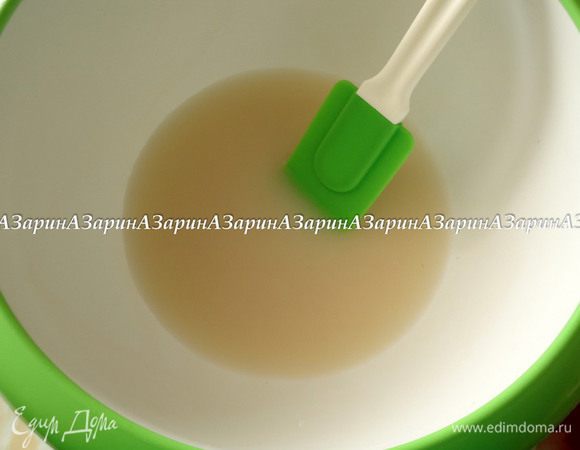 В теплой воде распустить дрожжи.