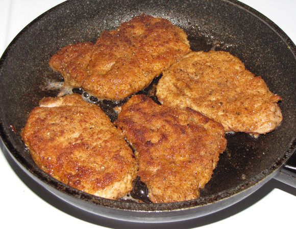 Выложить ромштексы на раскаленную сковороду с растительным маслом и жарить 2-3 минуты до образования румяной корочки. После перевернуть на другую сторону и жарить еще 3-5 минут.