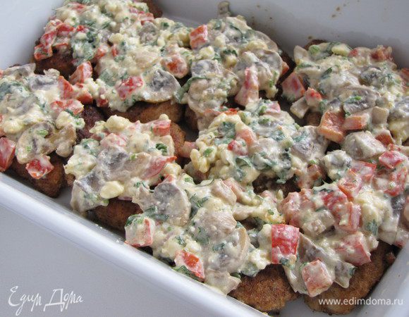 Выложить сырную начинку на каждый ромштекс и запекать в нагретой до 180 град. духовке 3-5 минут.