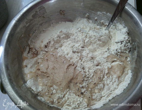 Тесто:
Вареный картофель почистить от шкурки и размять в пюре.
В миску просеять три вида муки, добавить соль, дрожжи, тмин и гвоздику - перемешать.
В воду добавить уксус и мед, размешать.
К муке влить водичку, добавить пюре и опару - всё тщательно перемешать, затем влить масло и замесить тесто. Месить не менее 10 минут.